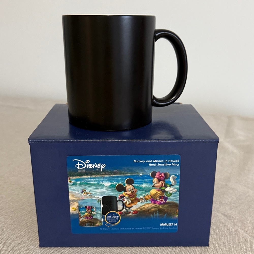 Morphing Mugs Disney Heat Sensitive Mug with Mickey and Minnie In Hawaii.